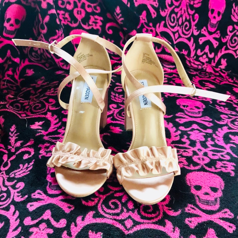 Stunning Steve Madden mid heals.